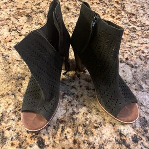 Tom’s Women’s Majorca Peep Toe Bootie Forest Suede Size 11